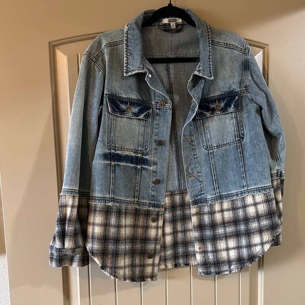 Gimmicks by BKE Tan and Blue Jean Jacket with Plaid Fusion